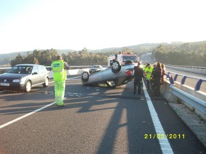 Intervención en un accidente de tráfico ocurrido en el km 25 de la Autovía del Barbanza, a la altura del Ayuntamiento de Boiro